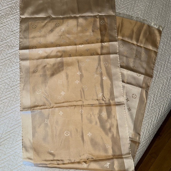 LV 100% Silk Scarf Cream and white ( no odors , pinhole snag & 2 small stains - Picture 4 of 8